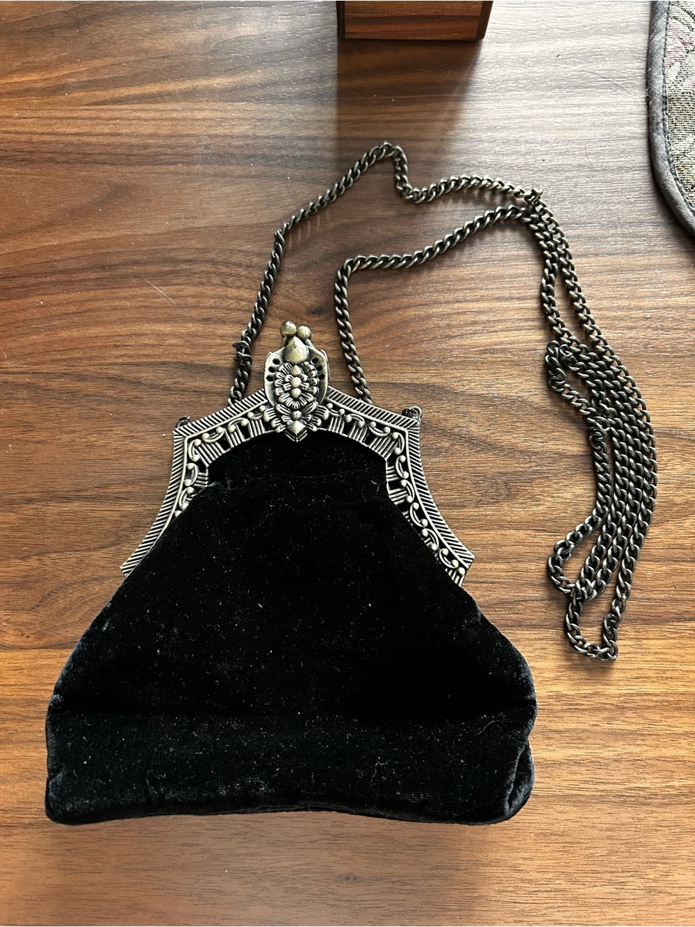 House of Harlow 1960 Velvet Kiss Lock Clutch - Picture 3 of 10
